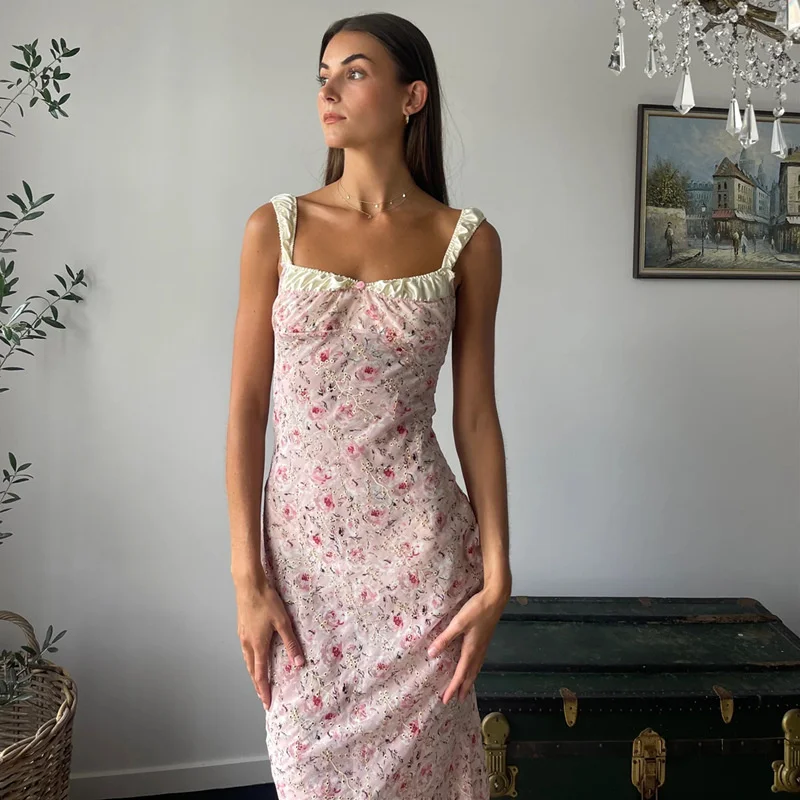 

2023 Spring/Summer New Women's Wear INS Spicy Girl Fashion Square Neck Fragmented Flower Holiday Strap Dress