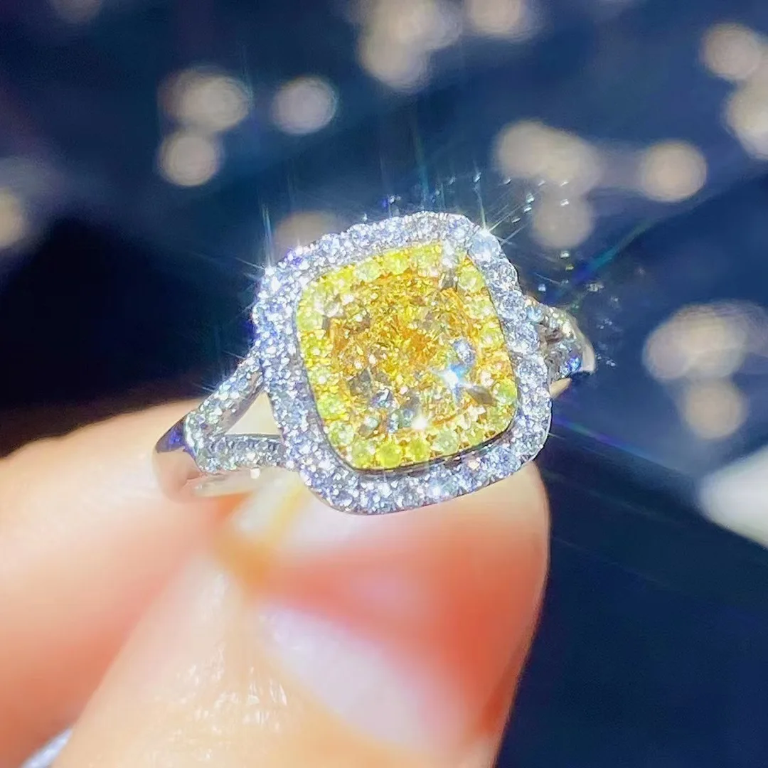 

Женское кольцо с имитацией натурального топаза и бриллиантами