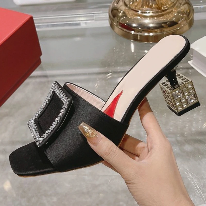 

Женские тапочки, Новинка лета 2023, искусственный декор, квадратная пуговица, дизайнерская обувь на банкетном каблуке с котенком, модные изысканные женские туфли-лодочки