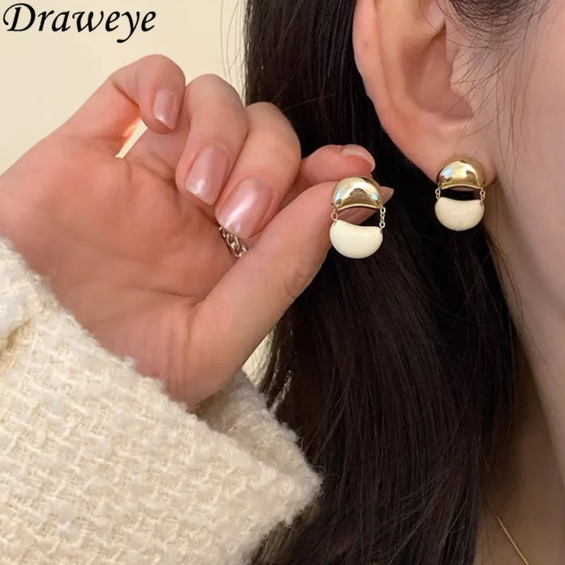 

Draweye Metal Stud Earrings for Women Korean Fashion Elegant Simple Sweet Aretes De Mujer Vintage Office Lady Jewelry
