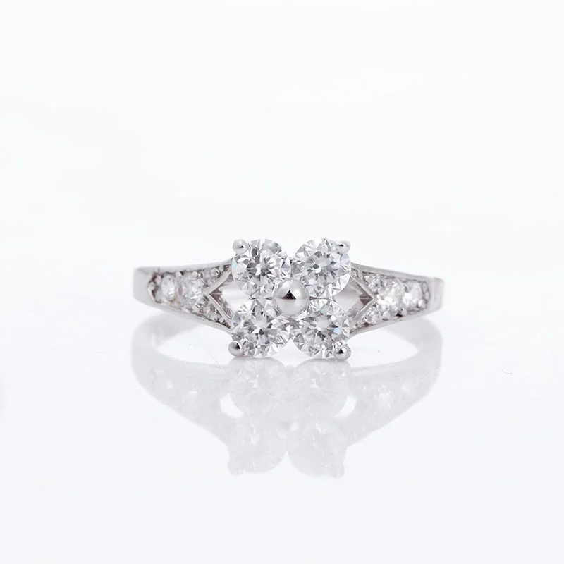 Кольцо обручальное женское с четырьмя лепестками белого золота фианитами клевер