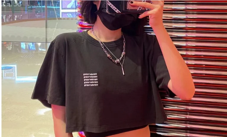 

Женская футболка с коротким рукавом, круглым вырезом и надписью