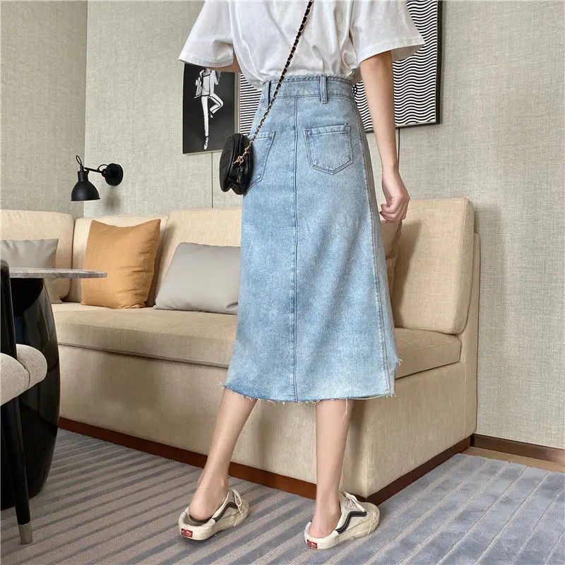 Женская Асимметричная джинсовая юбка трапециевидная на пуговицах с разрезами по