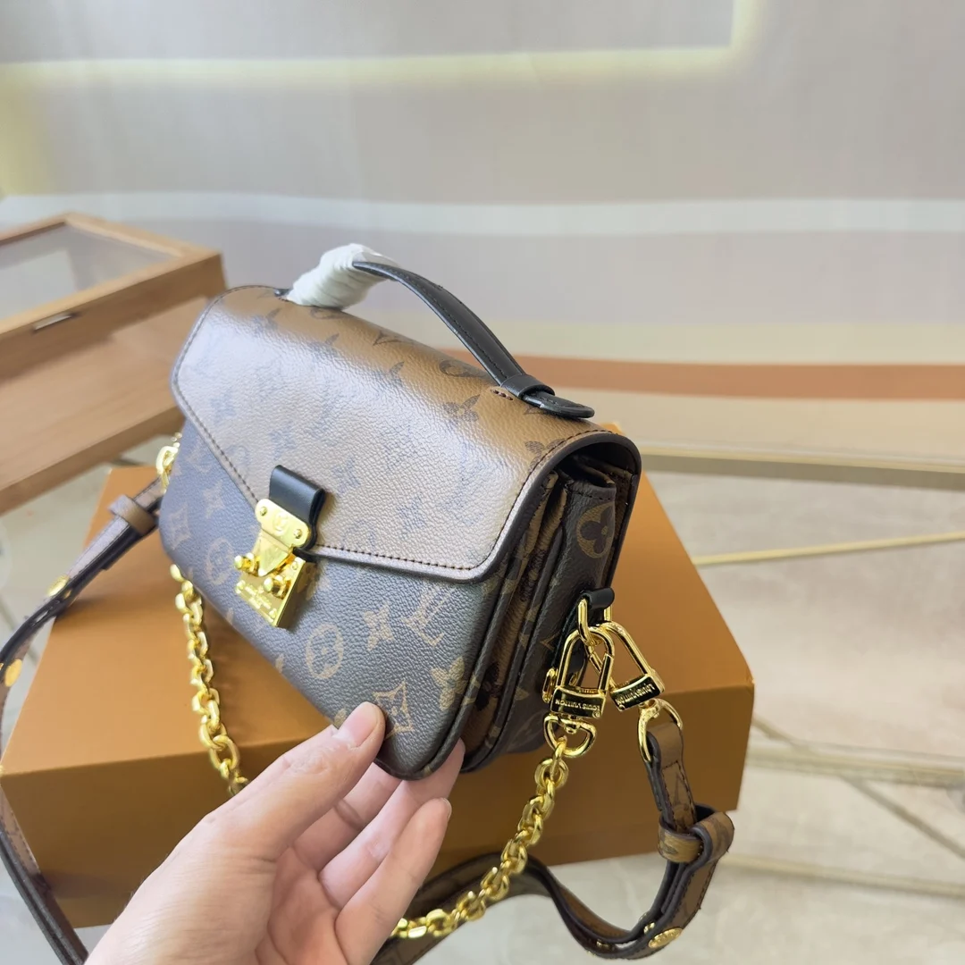 В стиле классической женской сумки-мессенджера LV