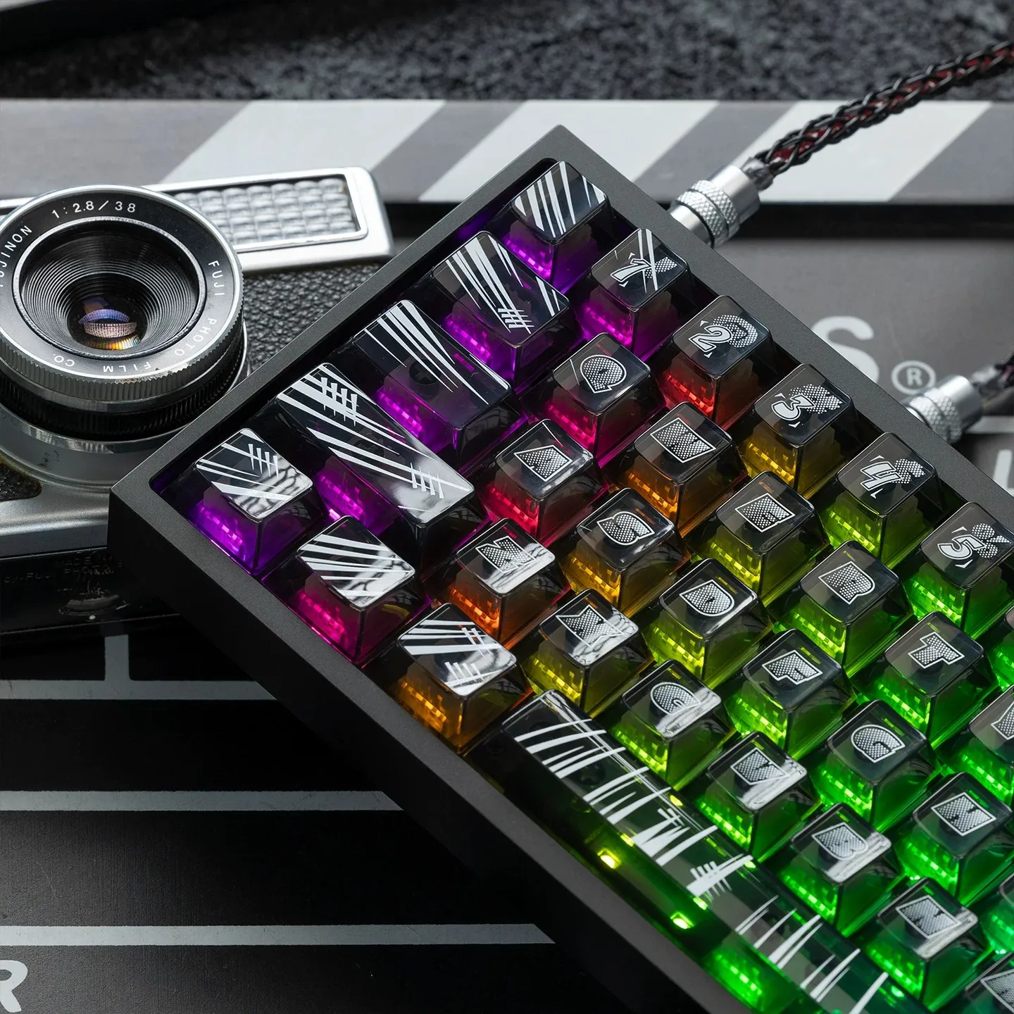 Фото Клавиши KBDfans Flash Black Transparent 60% ABS Shine-Through OEM UV с магнитными переключателями для механической клавиатуры Wooting №3