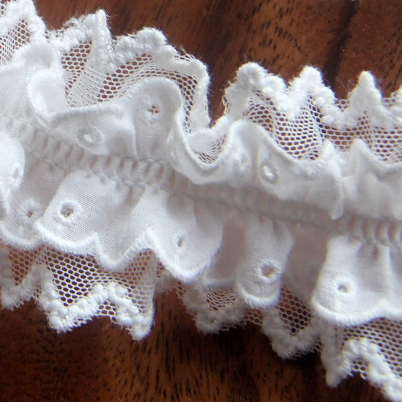 Эластичная хлопковая ткань с оборками и вышивкой