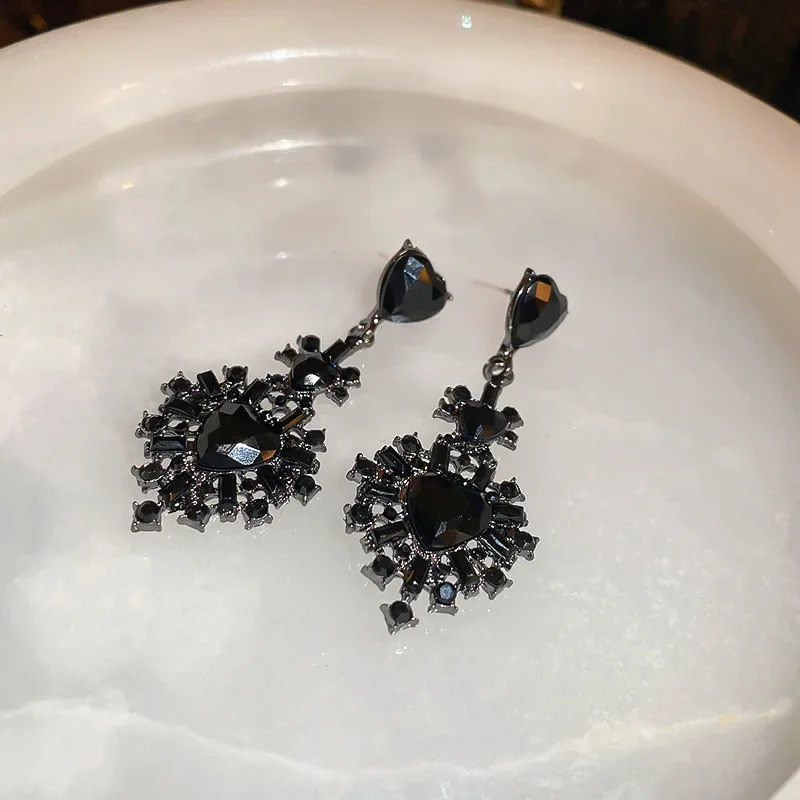 Женские серьги-сердечки с инкрустацией стразами корейские модные черные