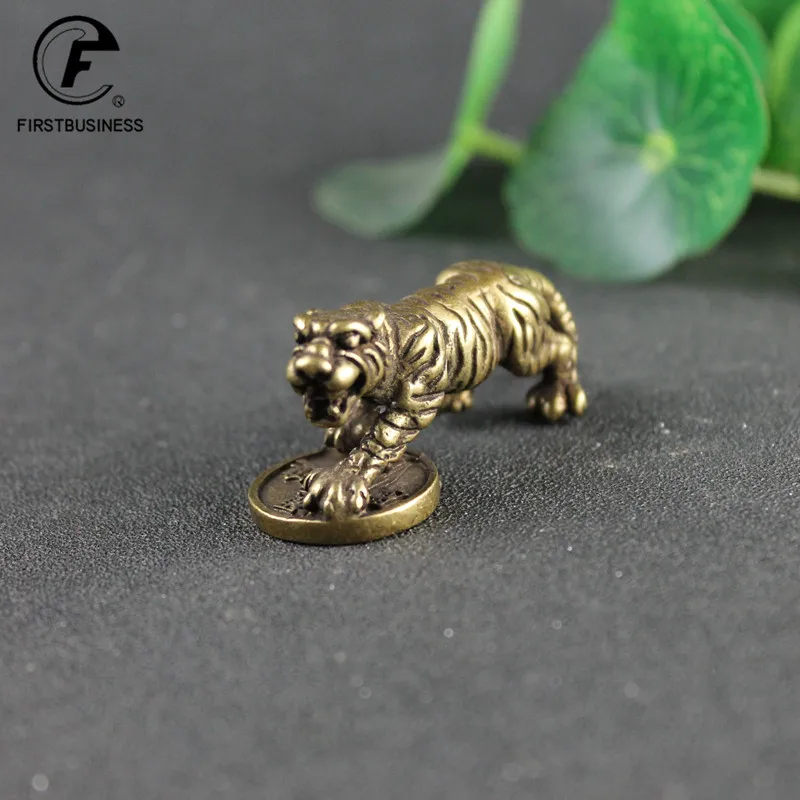 Ретро латунный Счастливый тигр статуэтка шага на монете Миниатюрный стол