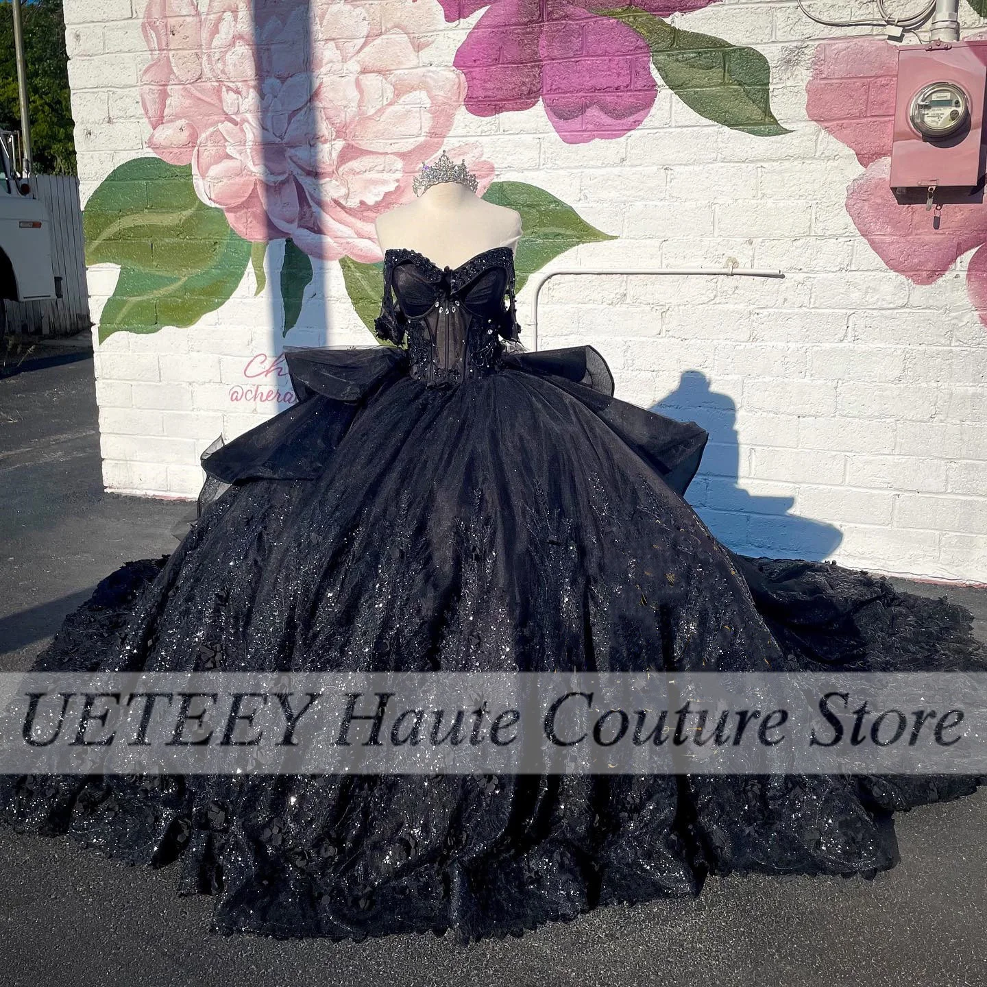 

Luxury Black Crystals Ball Gown Quinceanera Dresses Appliques Off The Shoulder Beads Sweet 16 Dress Vestidos De 15 Quinceañera