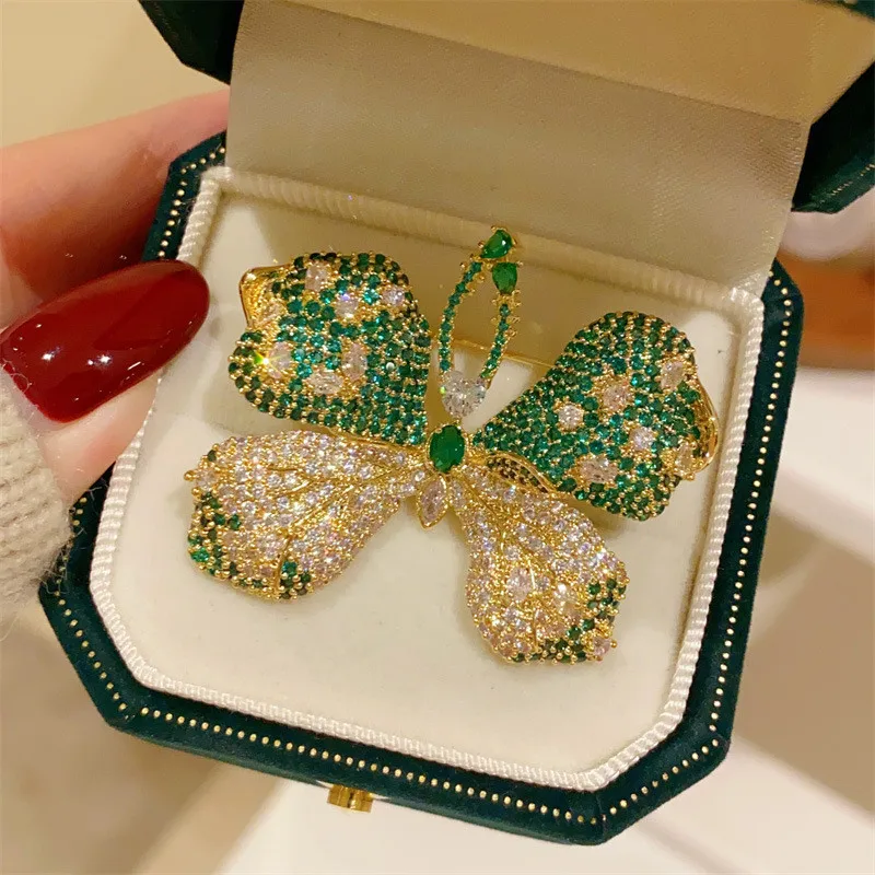 Роскошная брошь CC имитация изумруда в форме бабочки булавки для пальто полная