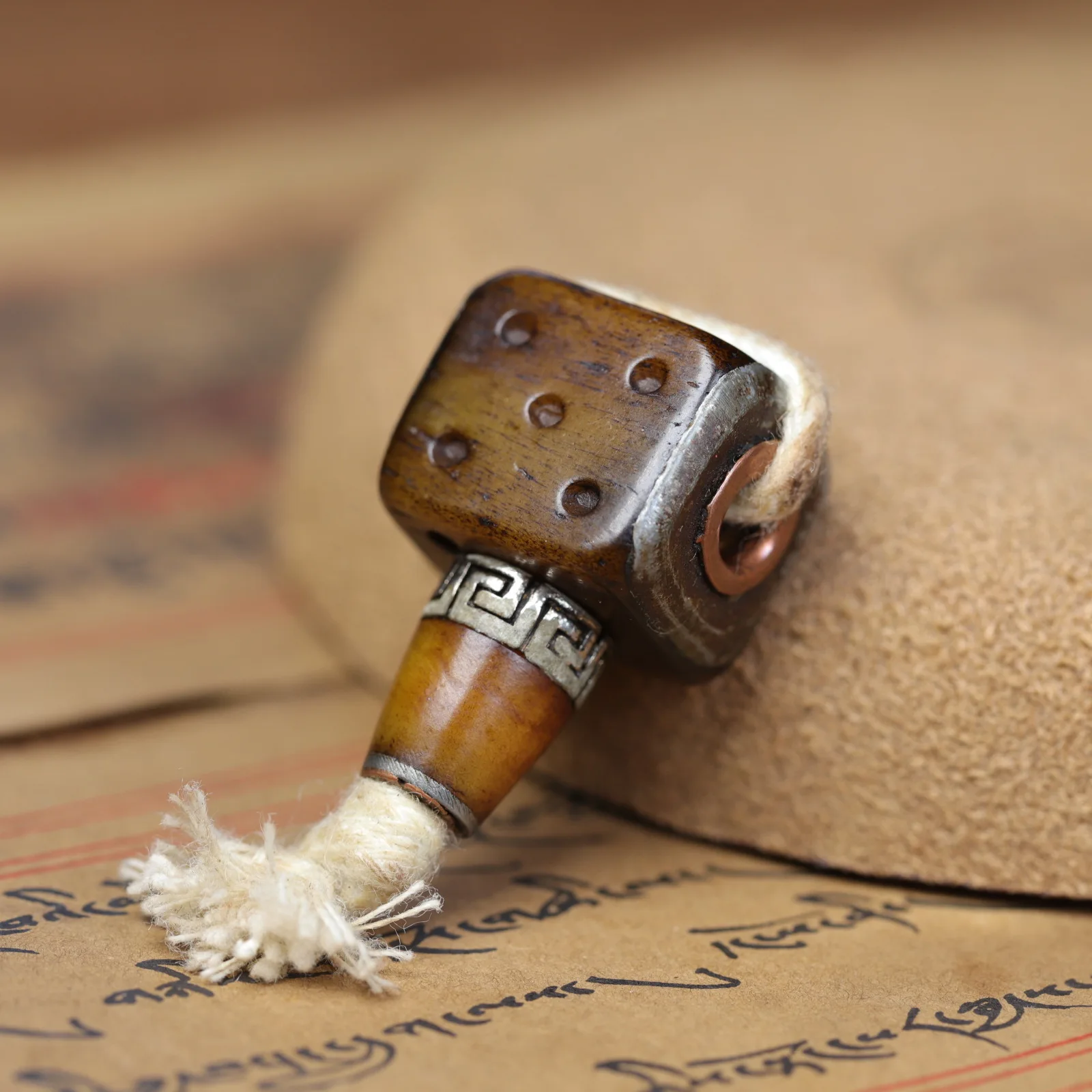 

Статуэтка из кости с серебряной инкрустацией