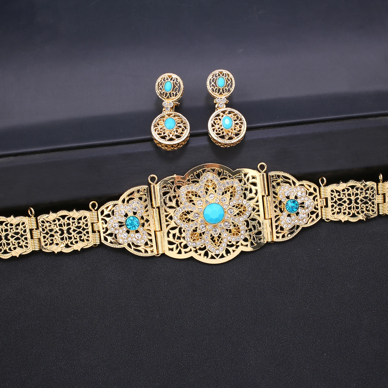 Женский комплект из колье и серёг с металлической цепочкой