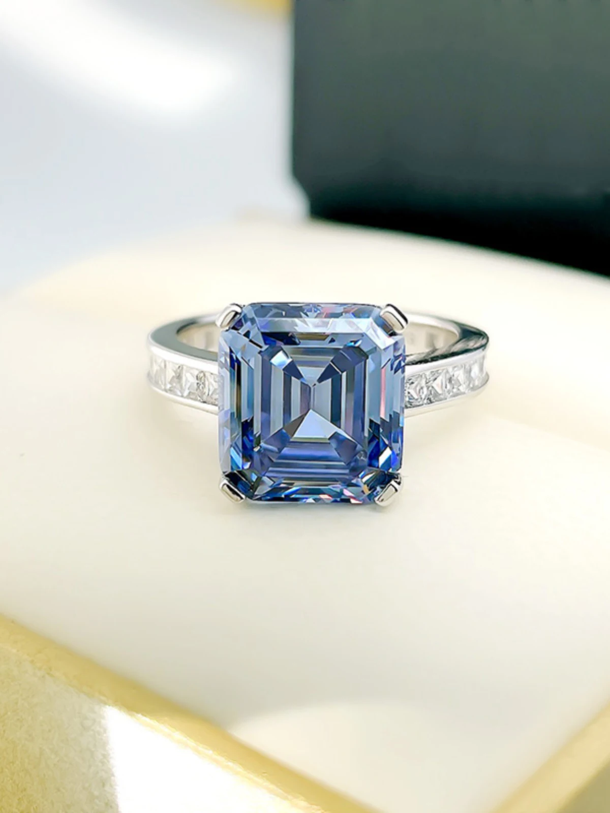 Женское кольцо из серебра 925 пробы с бриллиантами 10*11