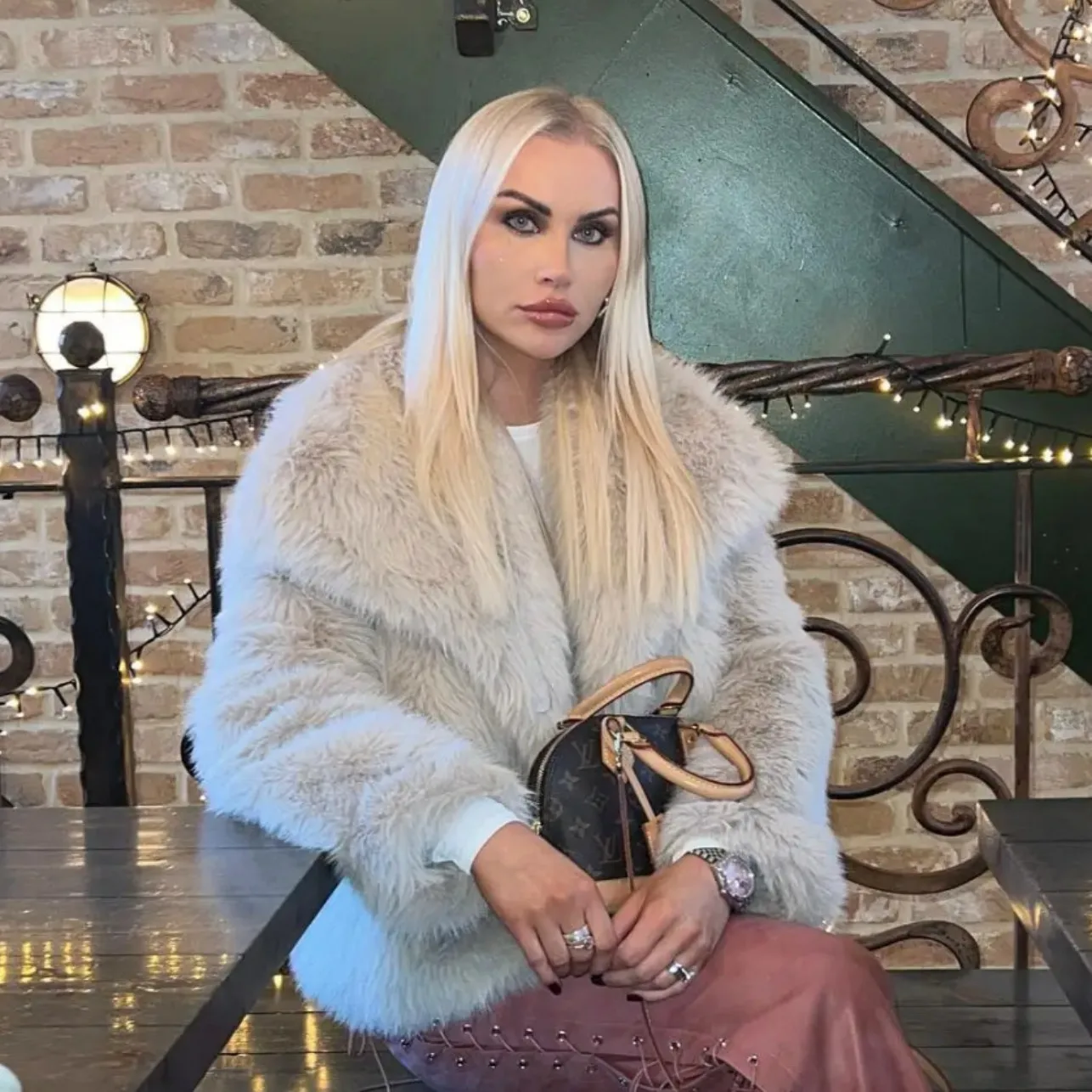 Женская короткая пушистая куртка из искусственного меха