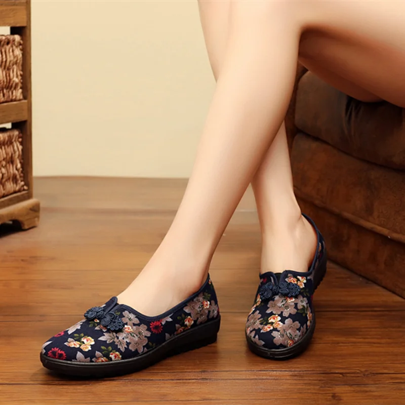 Women's Ethnic Style Embroidered Shoes Soft Bottom Non-Slip Middle-aged Flat Mom Shoes Female Old Beijing Cloth Shoes