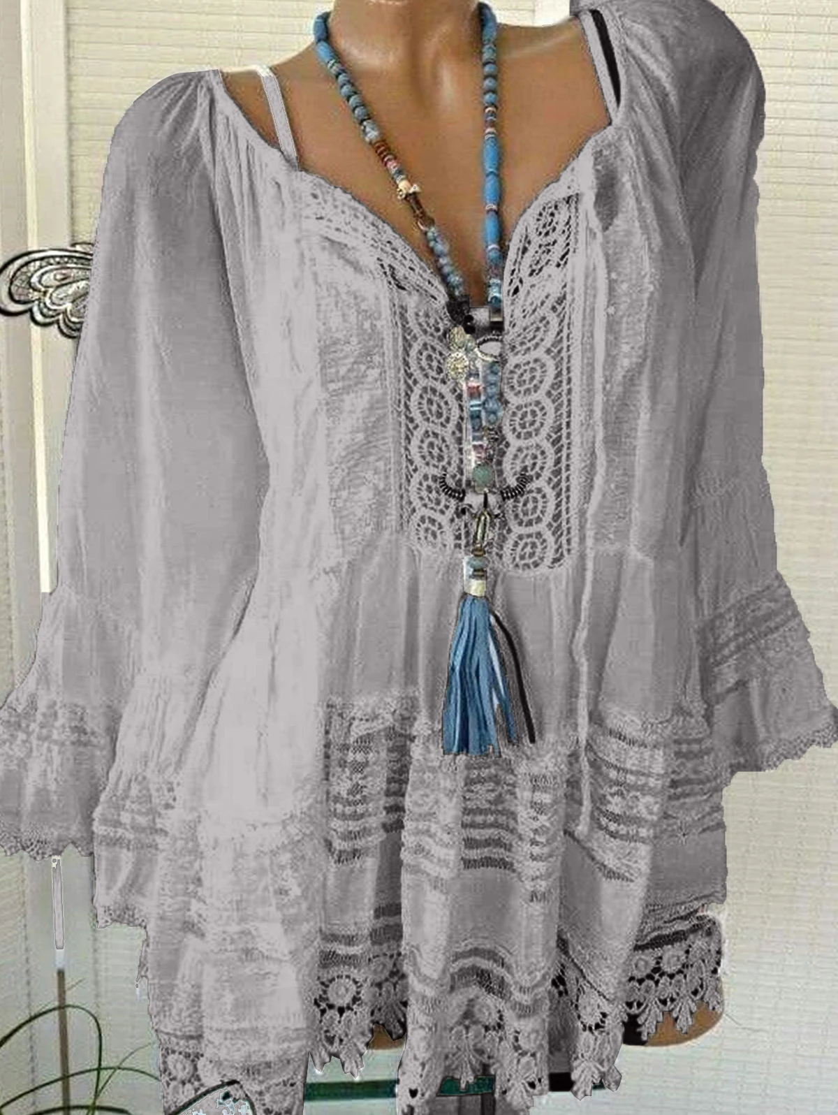 Женская шифоновая блузка с V-образным вырезом и украшением