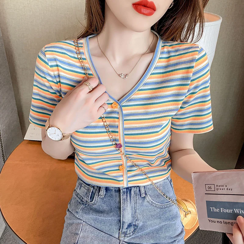 

Женская футболка в радужную полоску, с V-образным вырезом и коротким рукавом