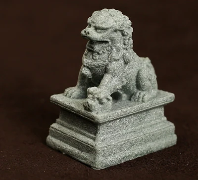 

A Pair Of Mini Ornaments For Chinese Guardian Lions To Guard The House