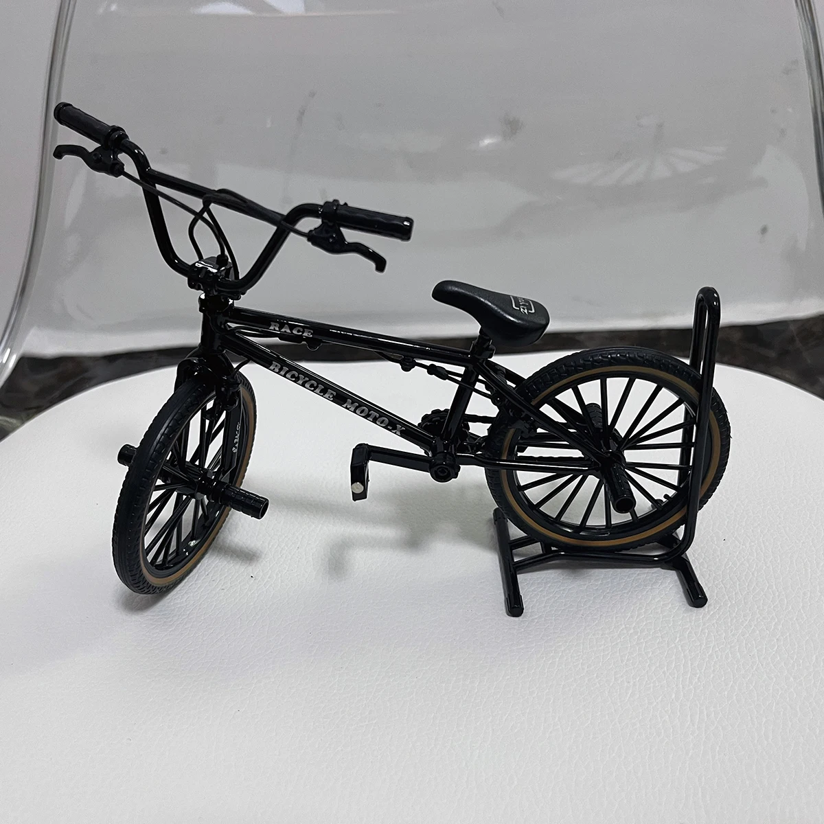 

Модель в масштабе 1:8, Литые украшения из сплава для велосипеда, горный палец, миниатюрная модель велосипеда из черного металла, коллекционные подарки, игрушки для мальчиков