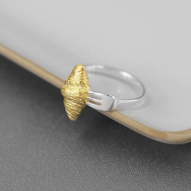 Женское кольцо в форме круассана