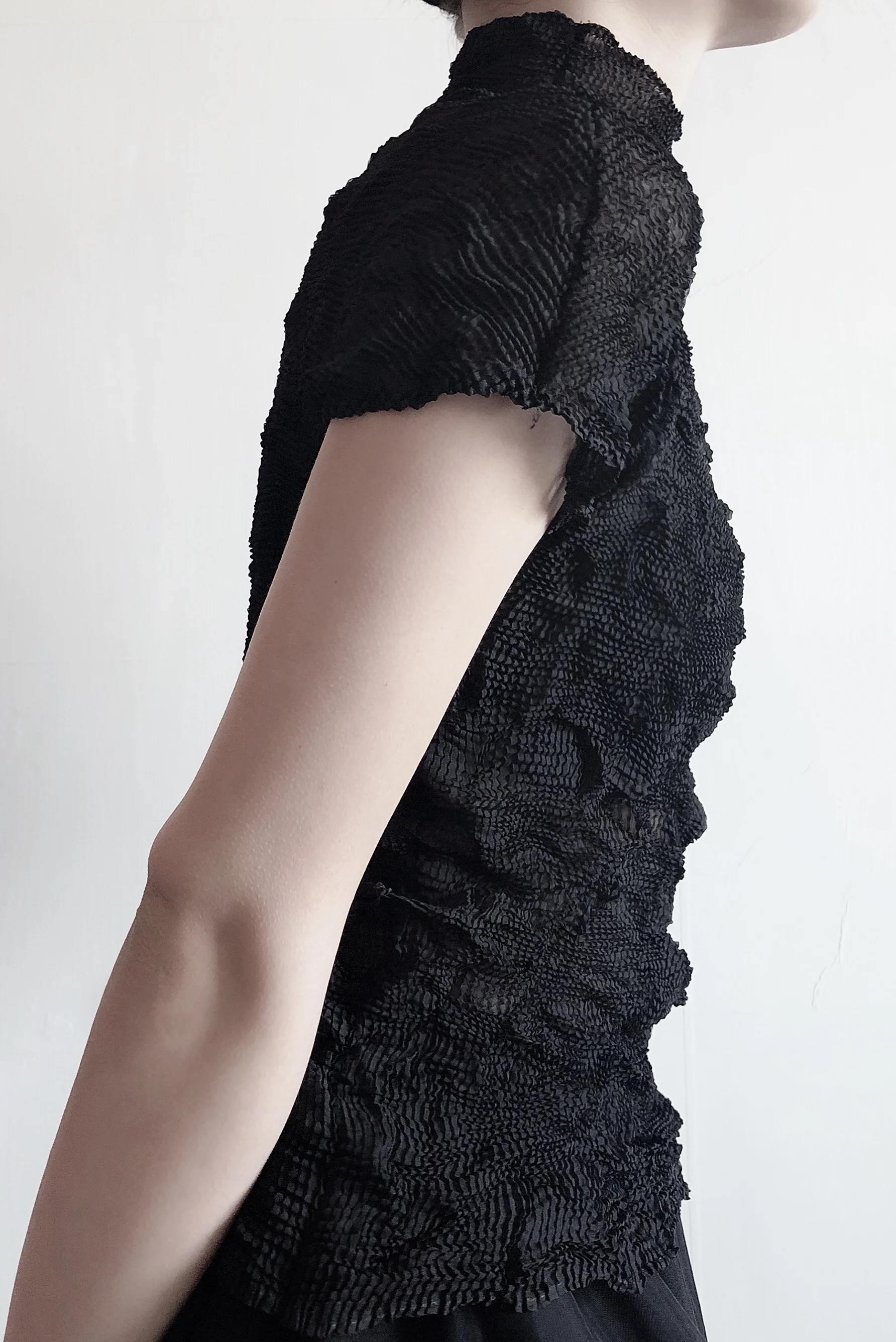 Летняя плиссированная футболка с коротким рукавом и полупрозрачной текстурой Y2K