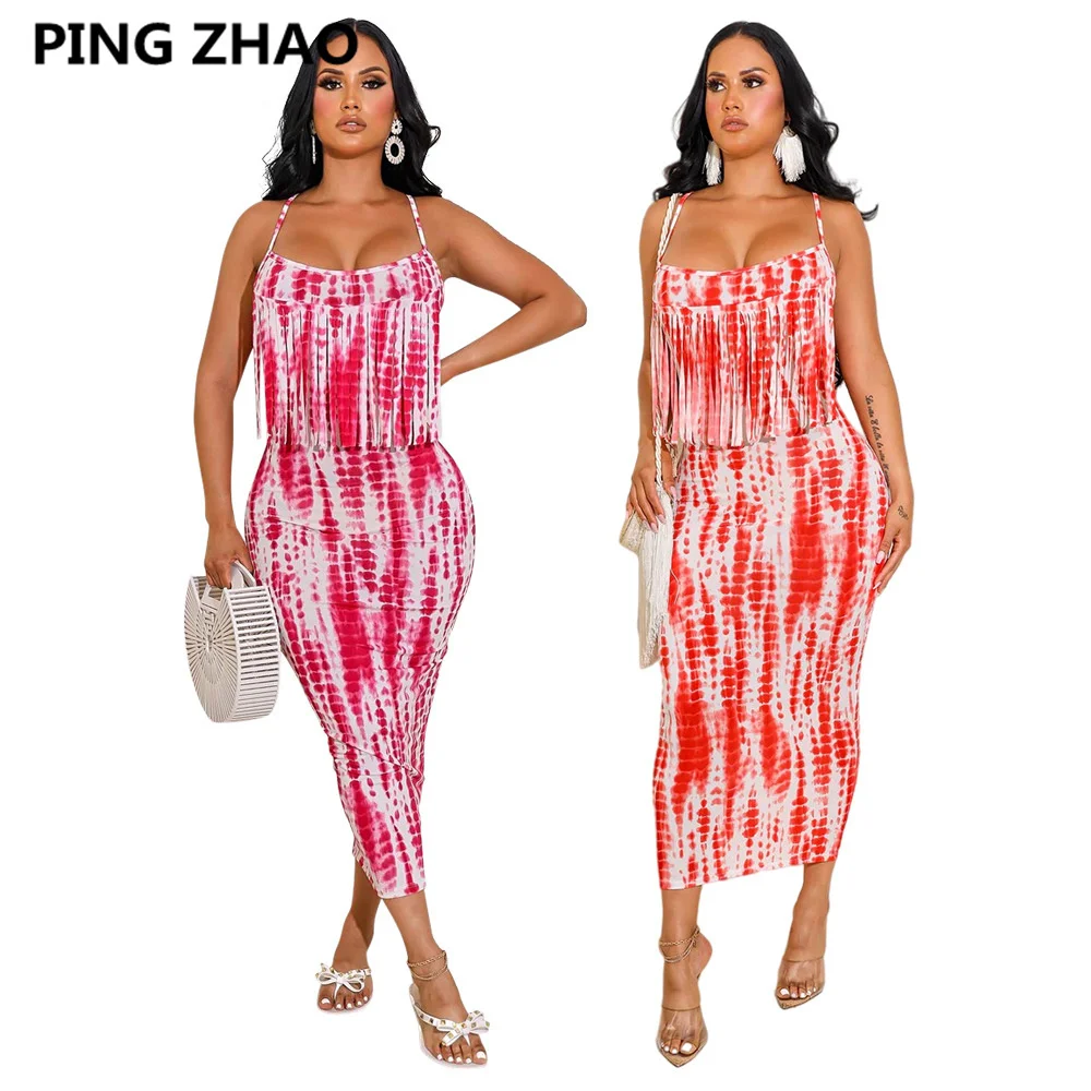 

Женское длинное платье-карандаш без рукавов на бретелях с кисточками