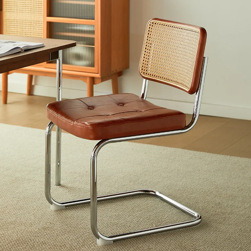 Деревянный обеденный стул