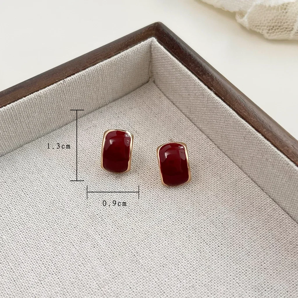 Женские серьги-гвоздики в форме буквы C сладкого красного цвета простая