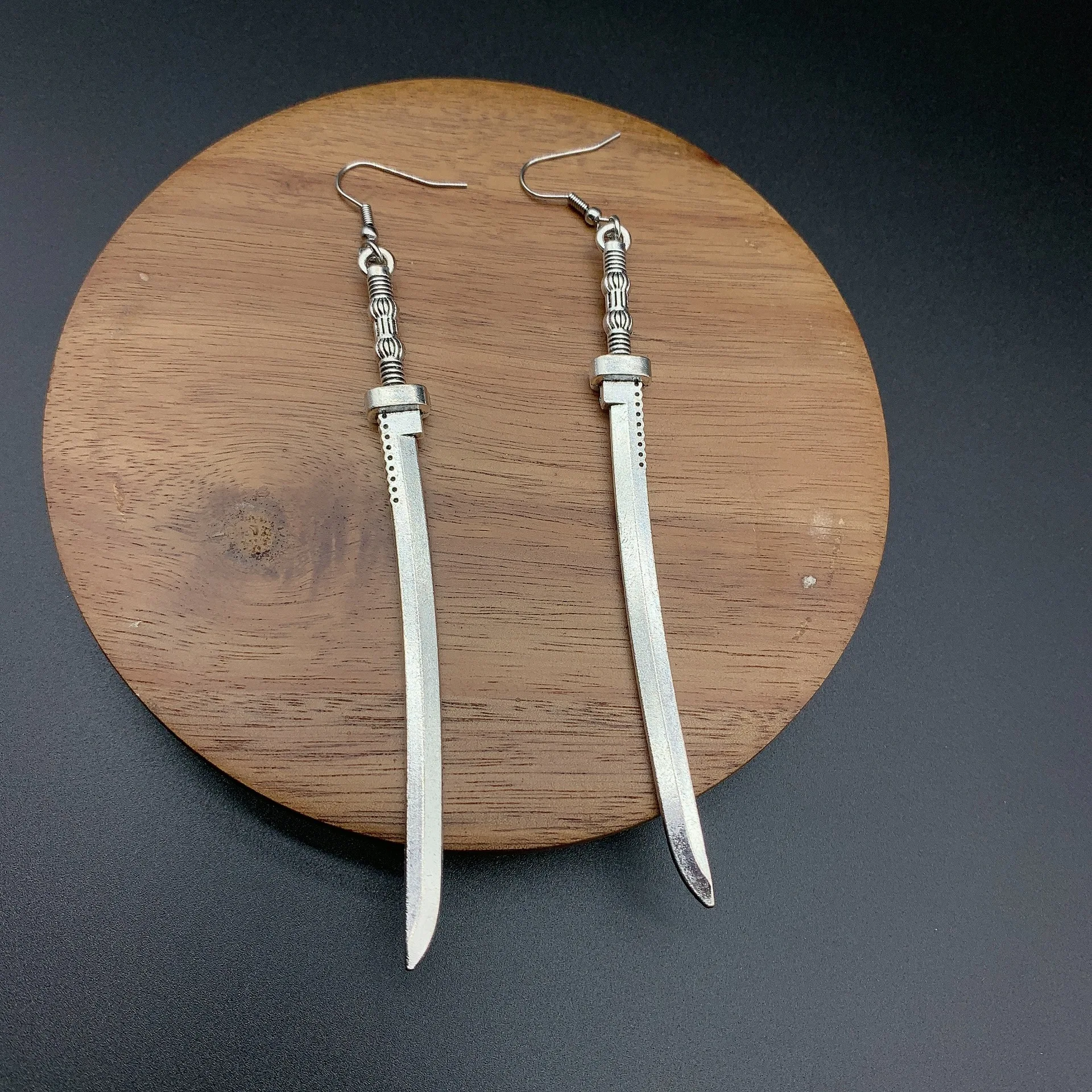 Панковская стальная аниме-тугрица с длинным ножом для ушей для мужчин и женщин, украшение, изысканные хип-хоп серьги Кореи.