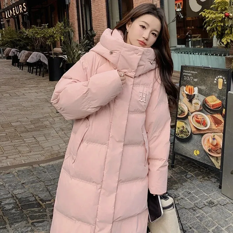 Розовое пуховое пальто с капюшоном средней длины новый стиль 2023 Wang Lili такая же