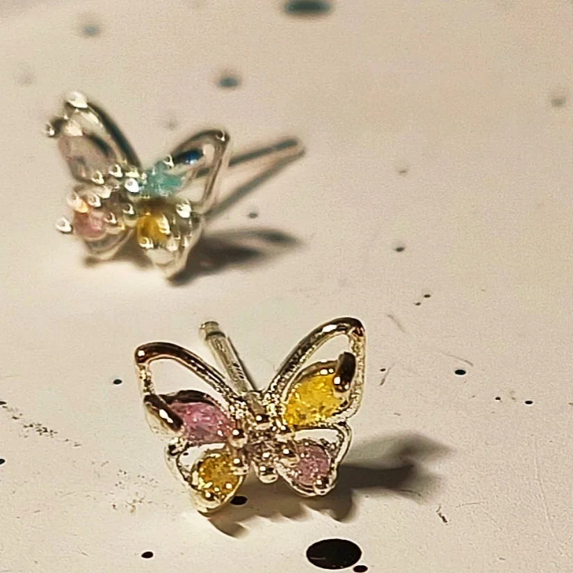 { } Супер как великолепные маленькие асимметричные серьги-гвоздики из серебра 925