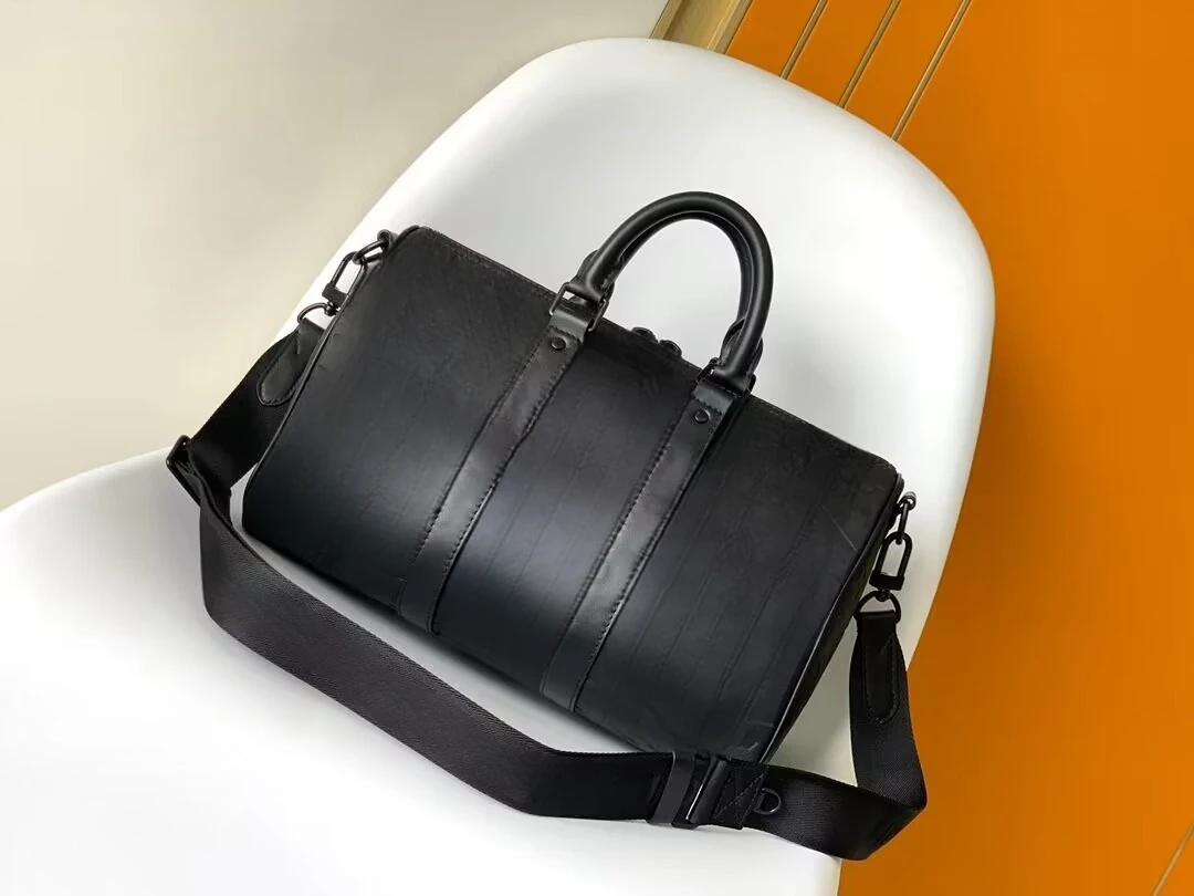

Create a classic configuration. The 2024 new fashionable and elegant bag leather top handle, side straps and metal parts highlig