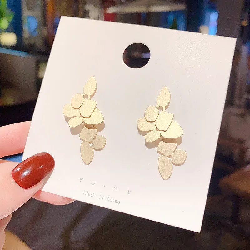 

2022 Korean S925 Silvers Elegant Irregular Flower Pendant Earrings Feminine Earrings Exquisite Metal Jewelry for Women Fashion
