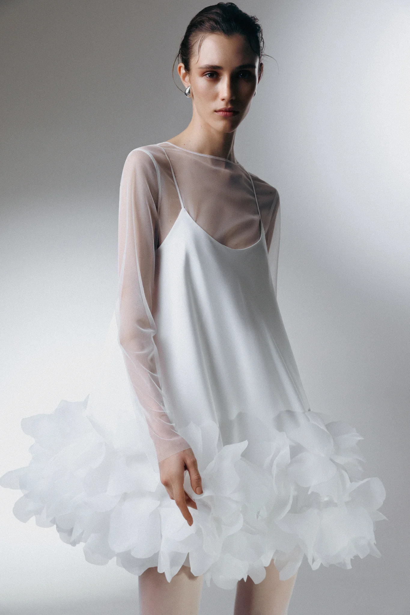 Чисто белые женские платья трапециевидной формы с оборками и прозрачными