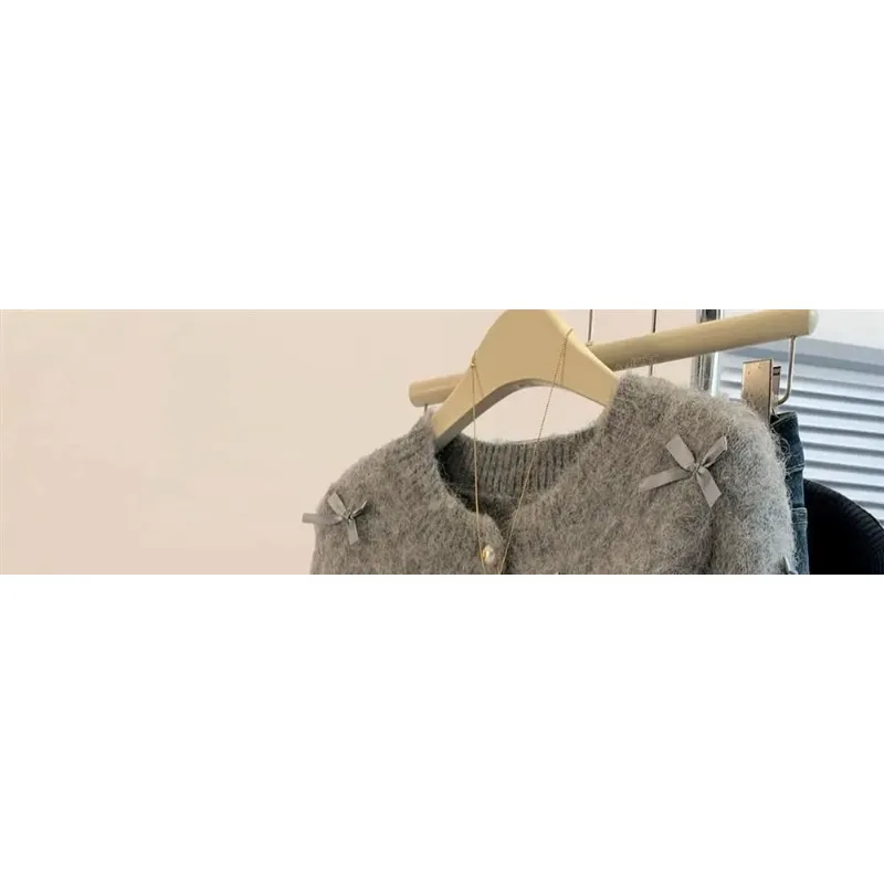 Серый вязаный свитер с бантом Осень-зима 2024 Женский темпераментный мягкий