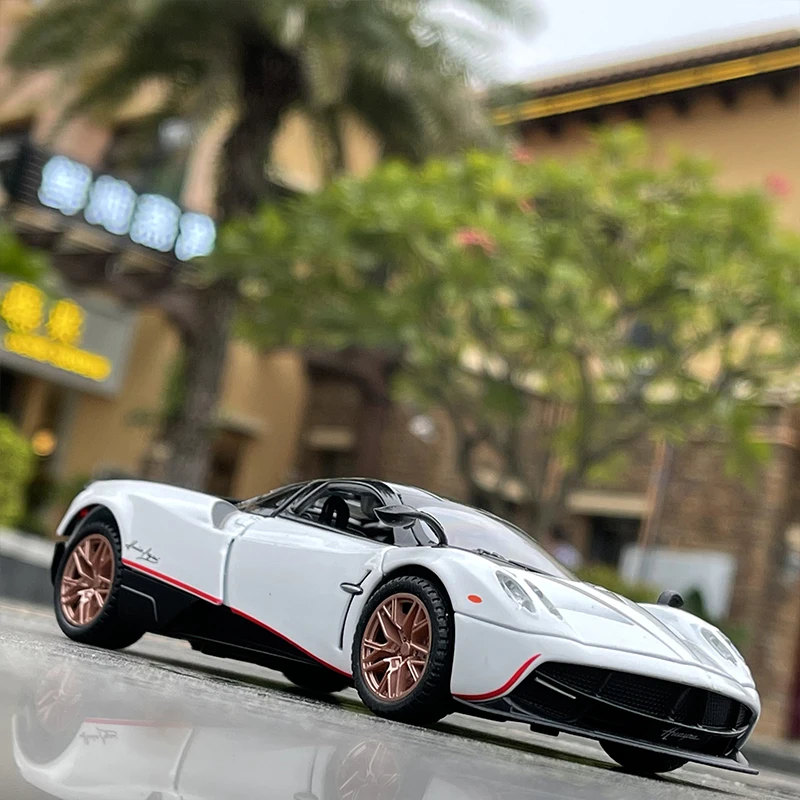Модель спортивного автомобиля Pagani Huayra Dinastia в масштабе 1:32 литой металлический