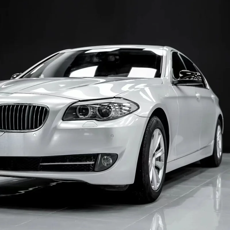 Фото Высококачественная виниловая пленка TPU Super Gloss Pearl White с эффектом изменения цвета для декора автомобиля, защитная пленка от царапин в рулонах №1