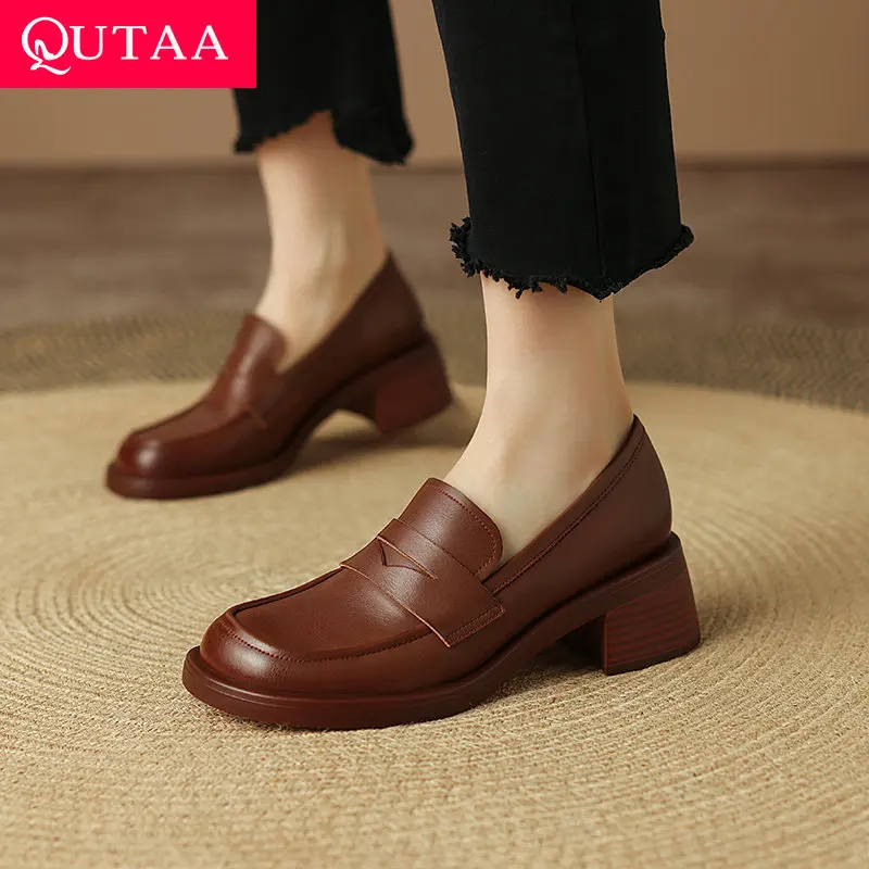 

QUTAA/2022 женские туфли-лодочки с круглым носком весенне-Летняя женская обувь из натуральной кожи без застежки элегантные туфли на среднем ква...