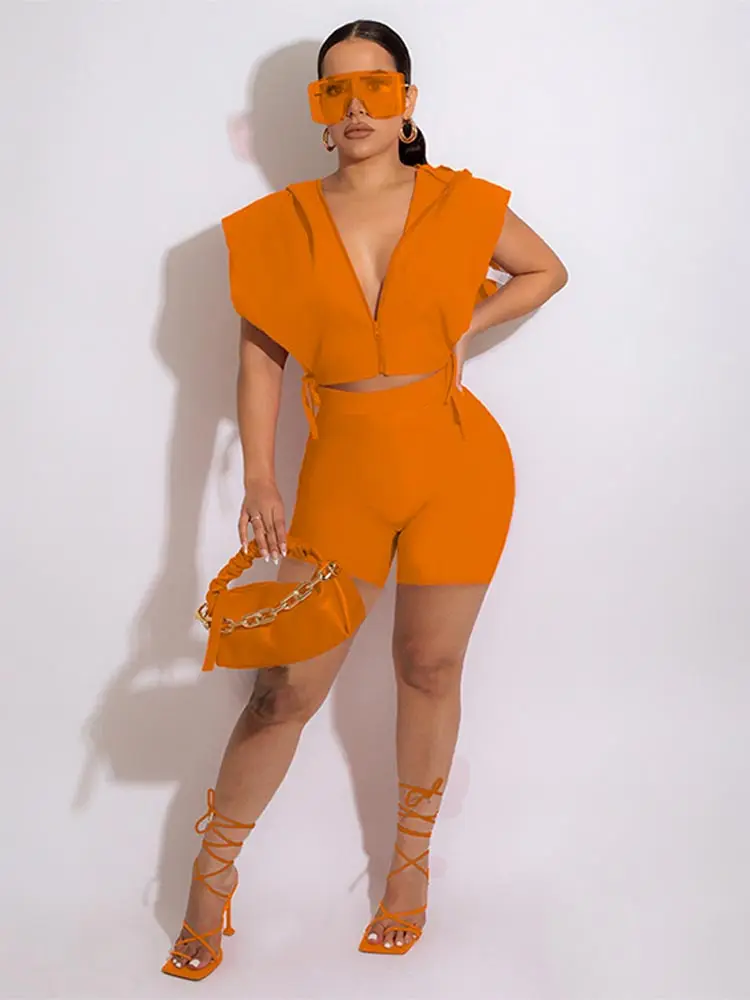 Женский комплект из двух предметов рубашка с капюшоном и шорты боковой завязкой