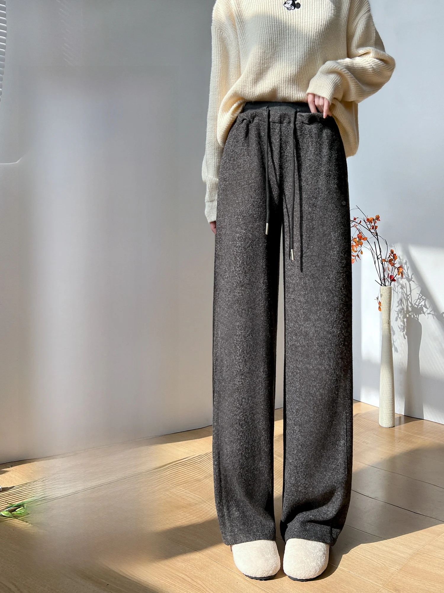 Темно-серые широкие брюки из ацетатного флиса больших размеров женские осенние и