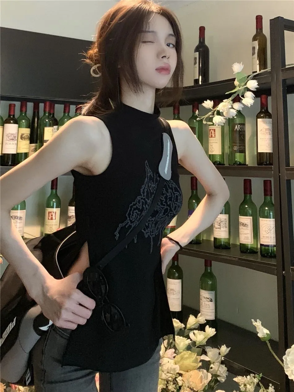 

Женский короткий топ с высоким воротником и лямкой на шее