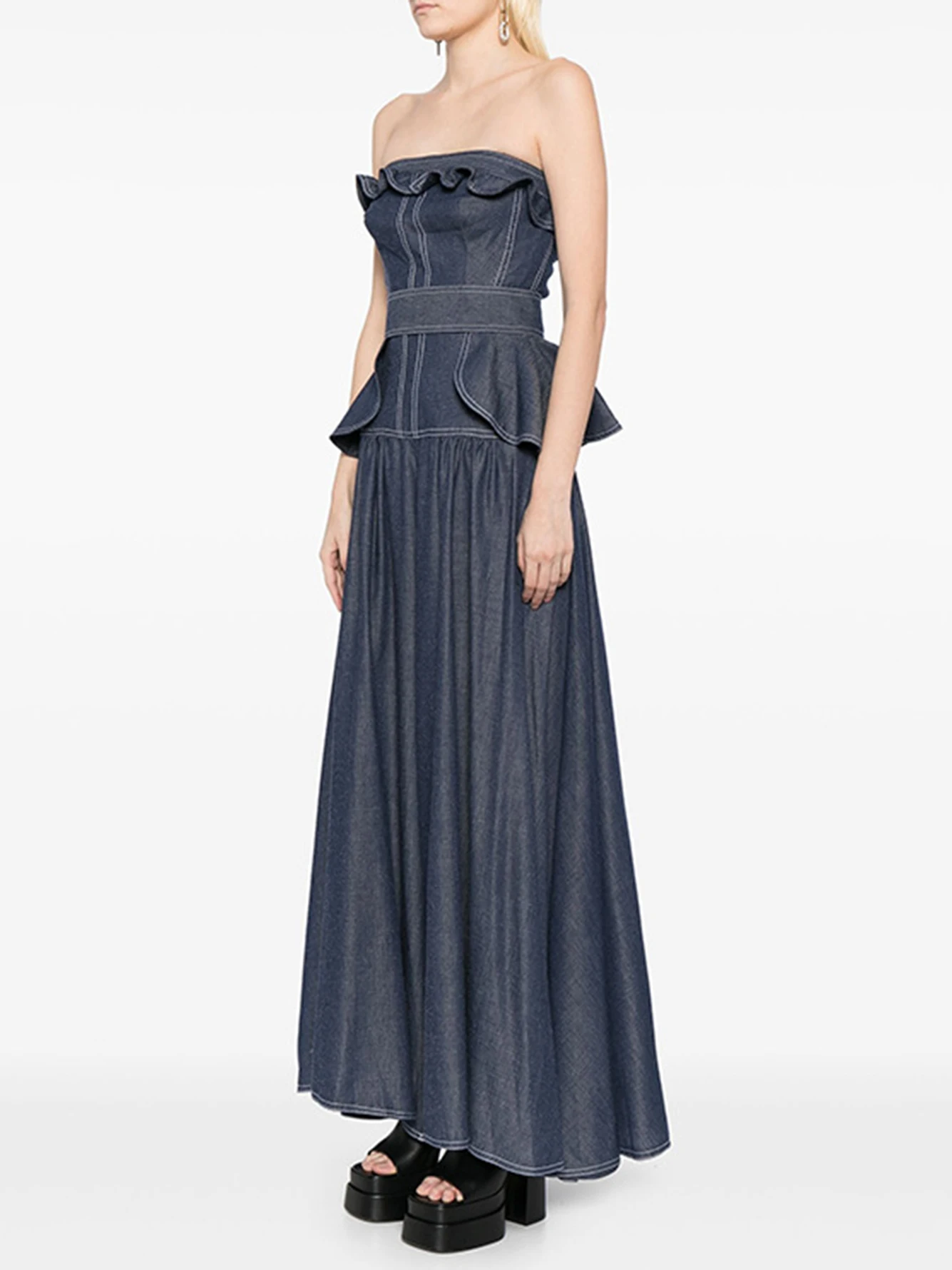 Женское джинсовое платье без бретелек с открытой спиной и оборками