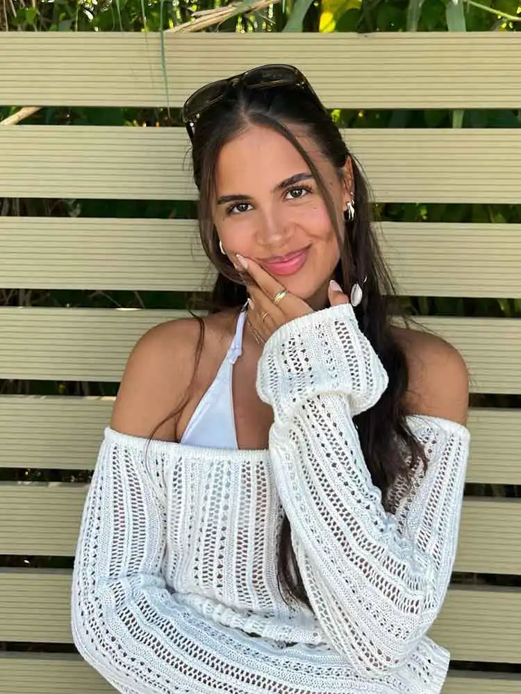 Женское трикотажное мини-платье с длинным рукавом разрезом и юбкой