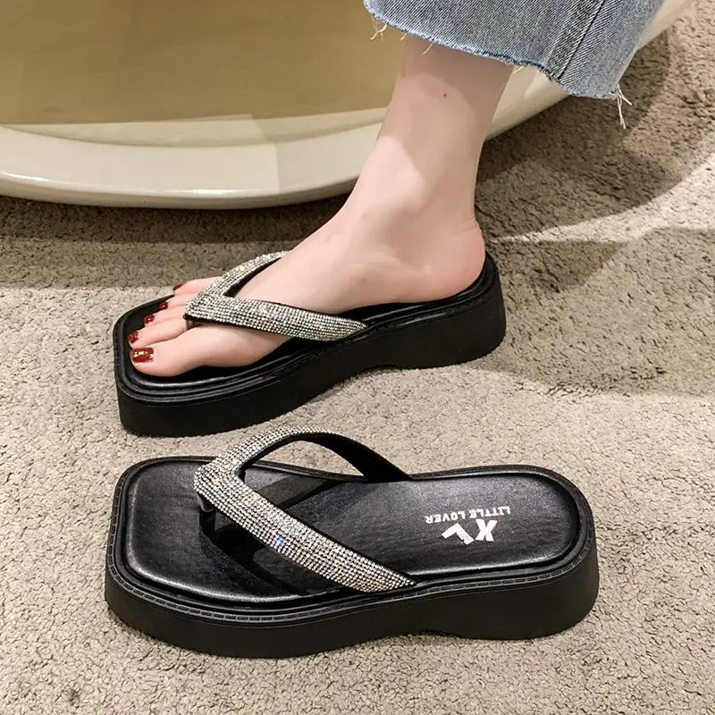 

Шлепанцы для женщин, летняя одежда 2023, новый стиль, рифленые каблуки, босоножки на высоком каблуке с зажимом