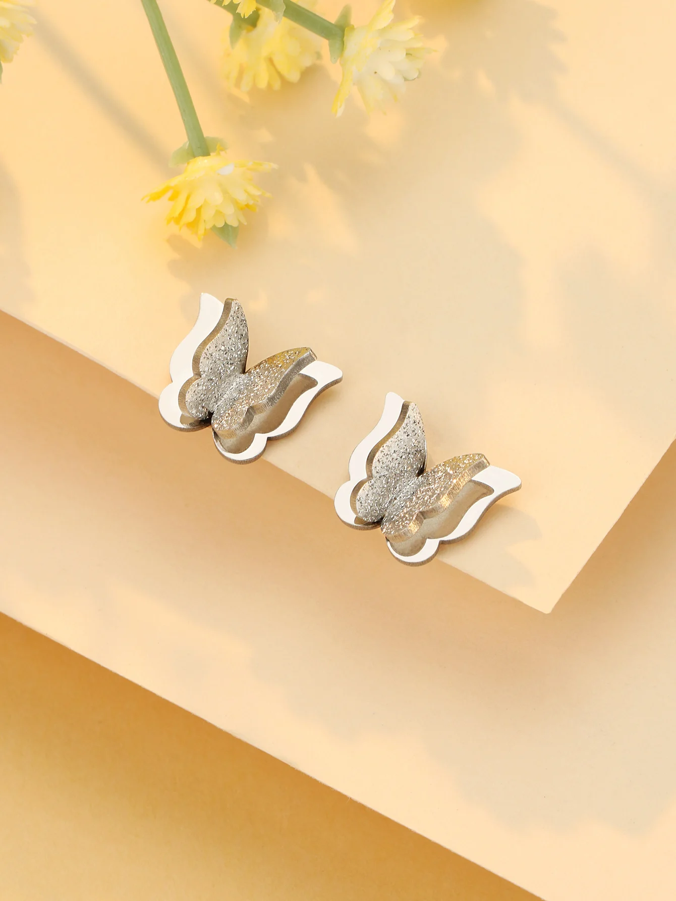 1 пара серебряных изысканных двухслойных матовых серег-гвоздиков с бабочками для