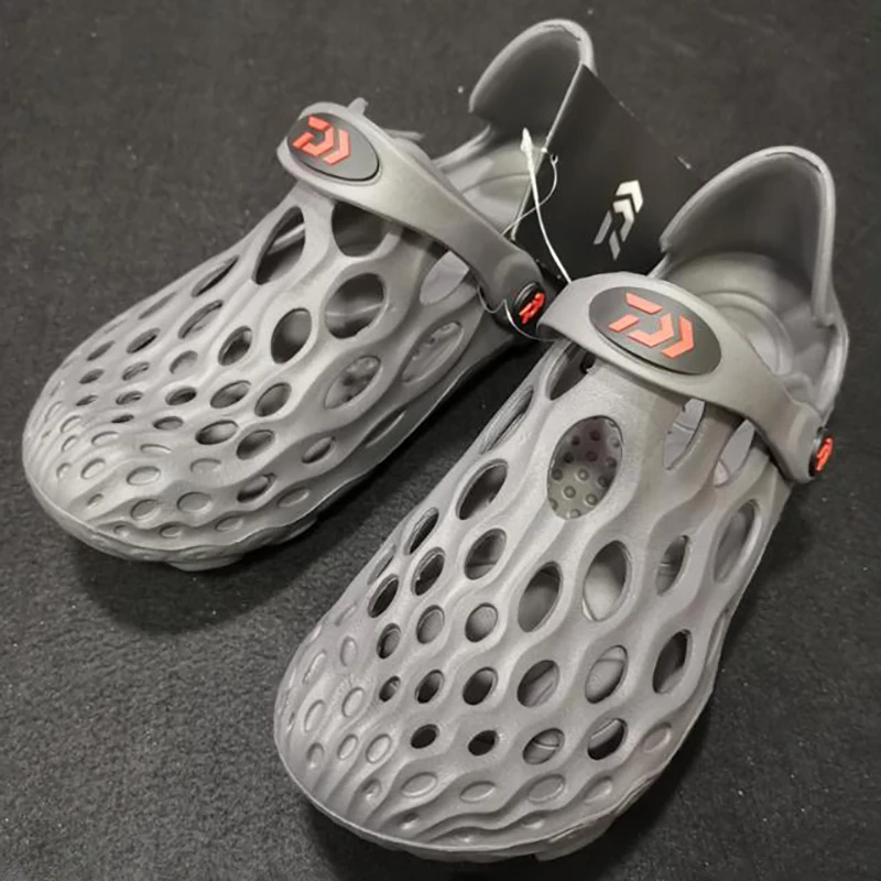 2022 Daiwa Sandals Men Summer Outdoor Beach Wading Shoes Quick Dry Wear Resistant Non-slip Hole Shoes Camouflage Fishing Sandals