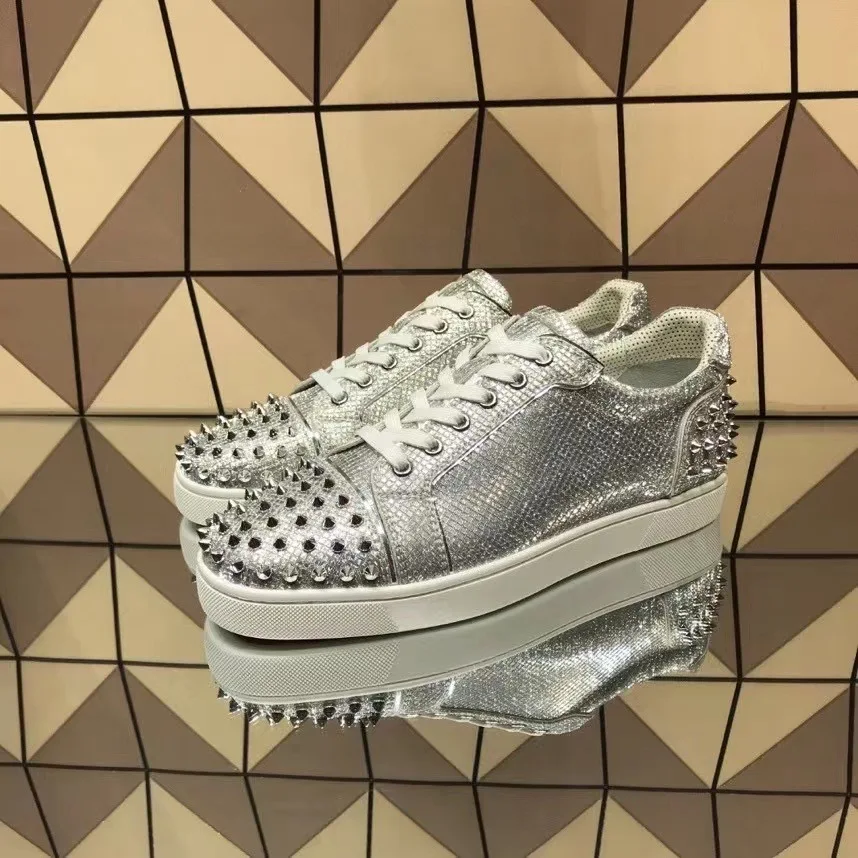 

Мужские туфли с низким вырезом и красной подошвой, высококачественные туфли для тренировок, обувь для вождения с заклепками и шипами, сереб...