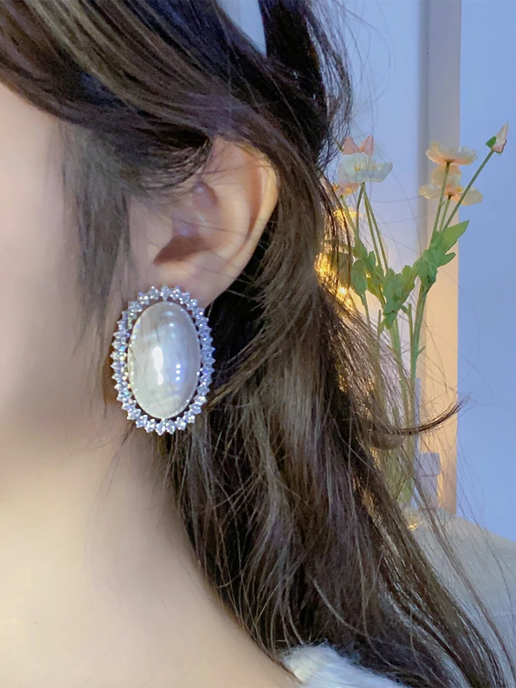 Преувеличенные овальные серьги-гвоздики с жемчугом и цирконием в стиле барокко