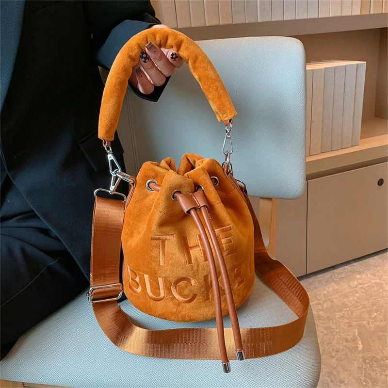 

Маленькая дизайнерская роскошная сумка-мешок, плюшевые сумки на плечо для женщин, мягкий тоут с ручками, женская сумочка через плечо, 10 цвет...