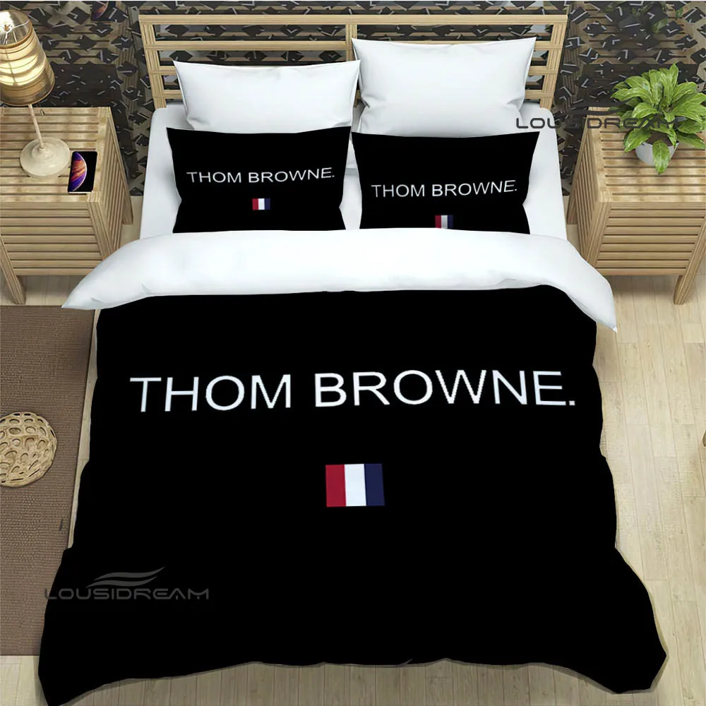 

Комплект постельного белья T-Thom Browne с принтом логотипа, изысканные комплекты постельных принадлежностей, пододеяльник, простыня, Семейный комплект постельного белья, роскошный подарок на день рождения